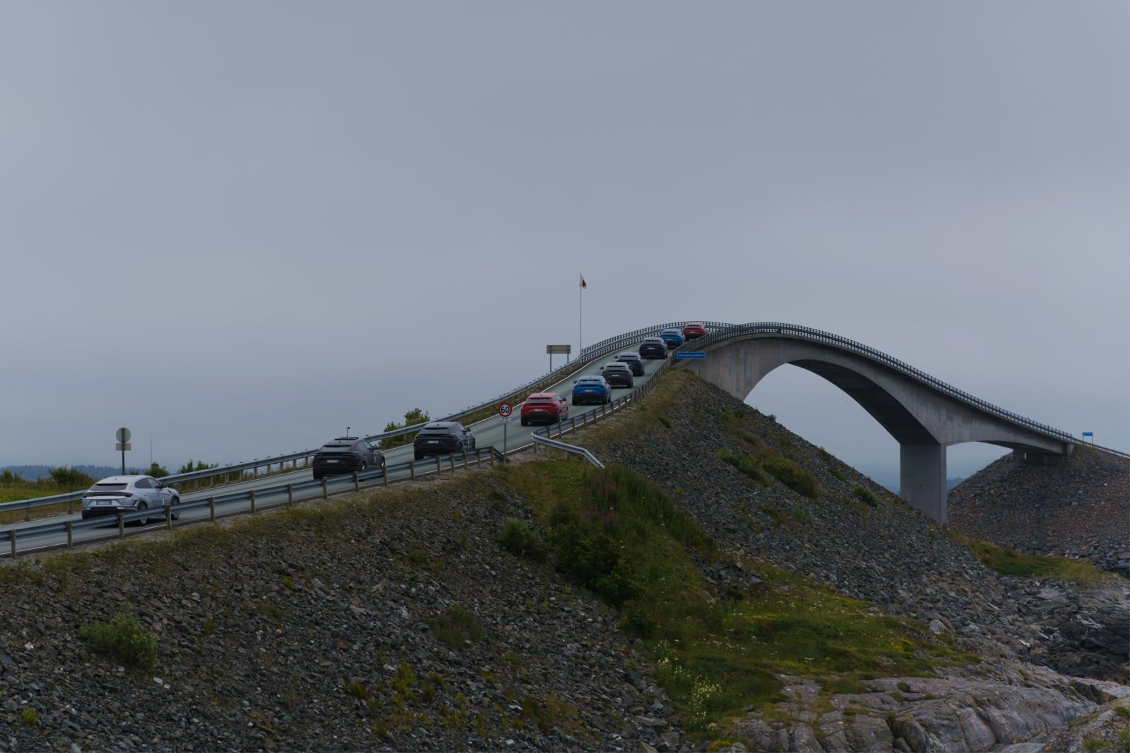 Biler på rekke over Storseisundbrua, der veibanen ser ut til å svinge rett ut i lufta