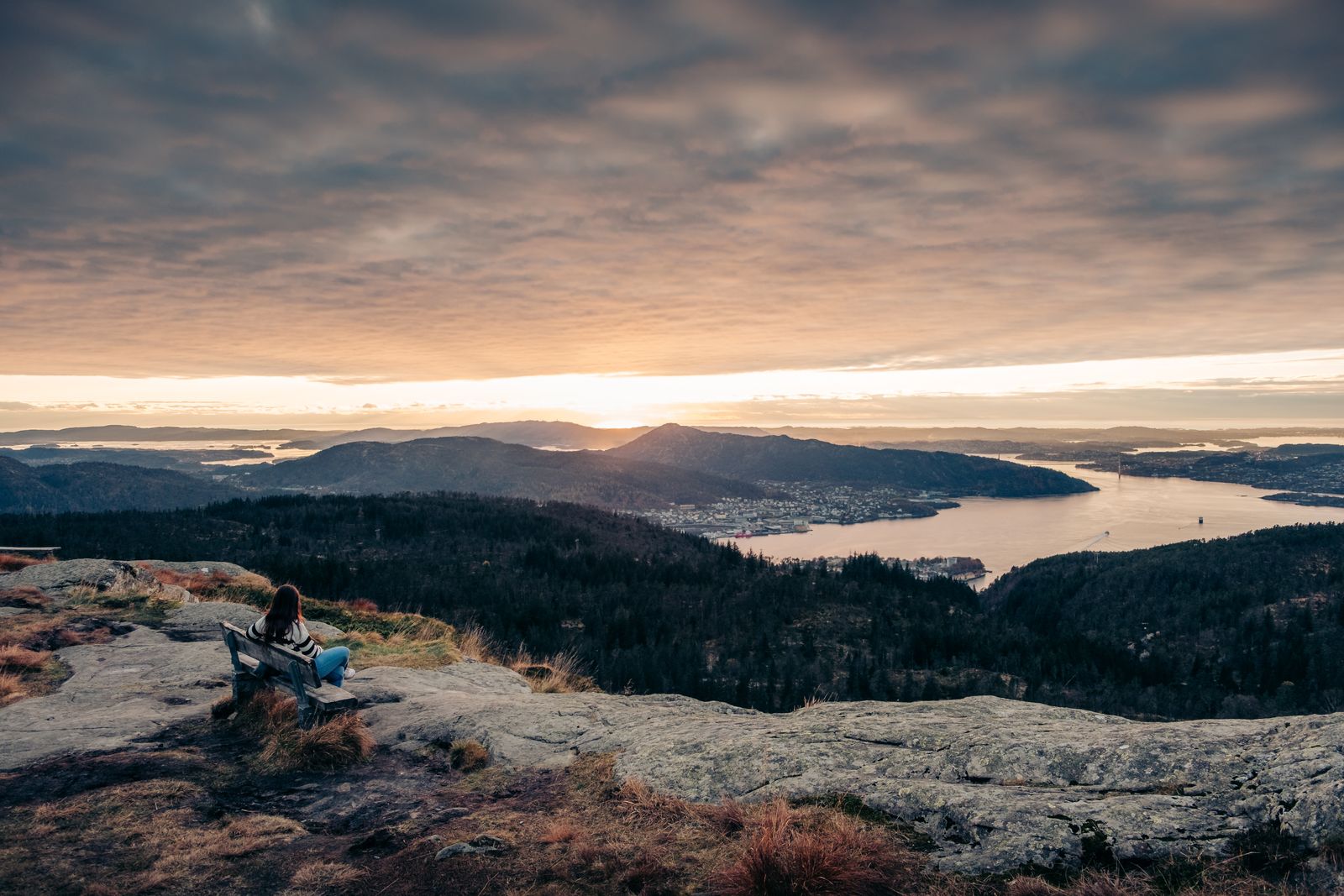 Utsikt fra Rundemanen over Bergen og Byfjorden i soloppgang