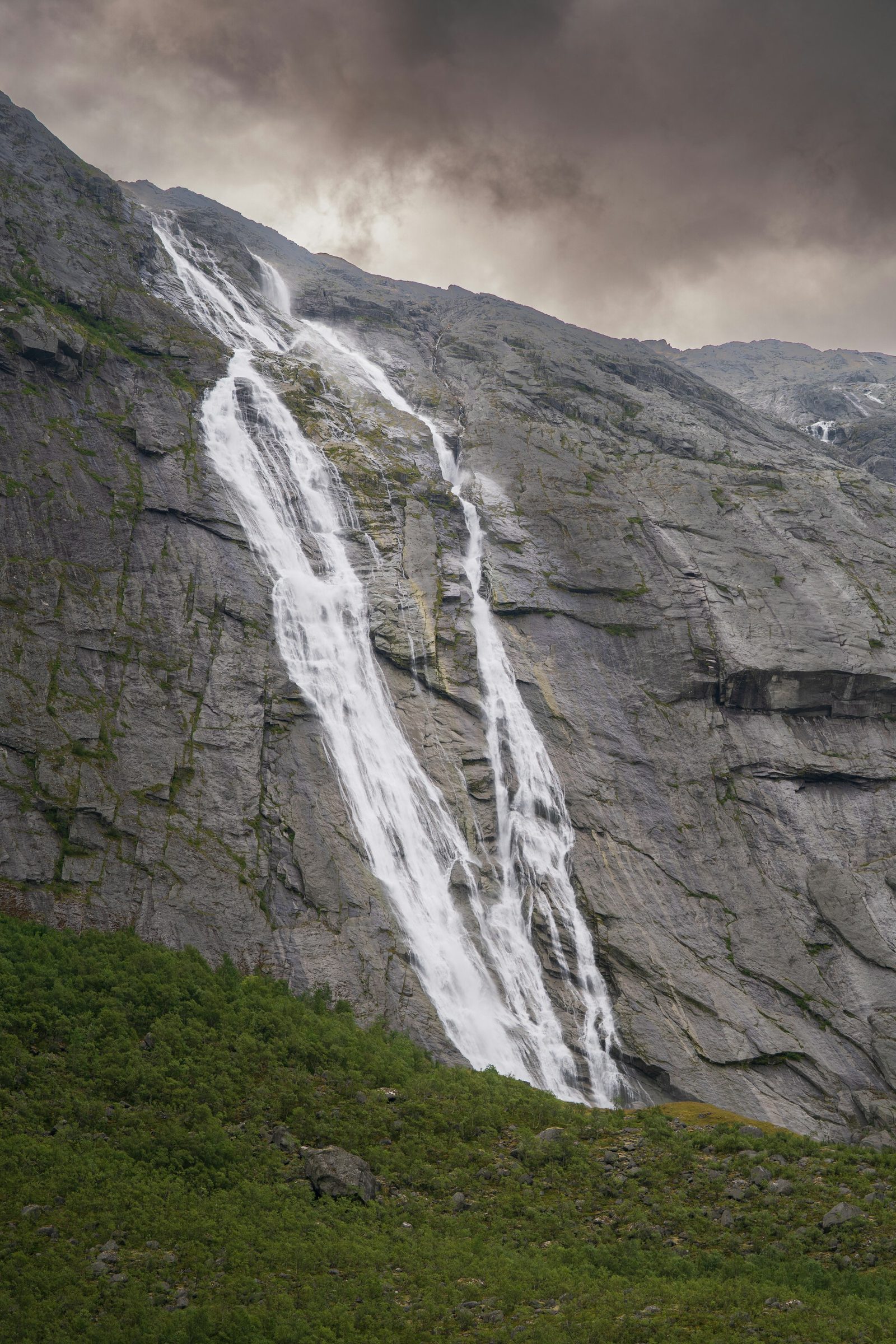 Fossene i fjellveggen ved Briksdalsbreen