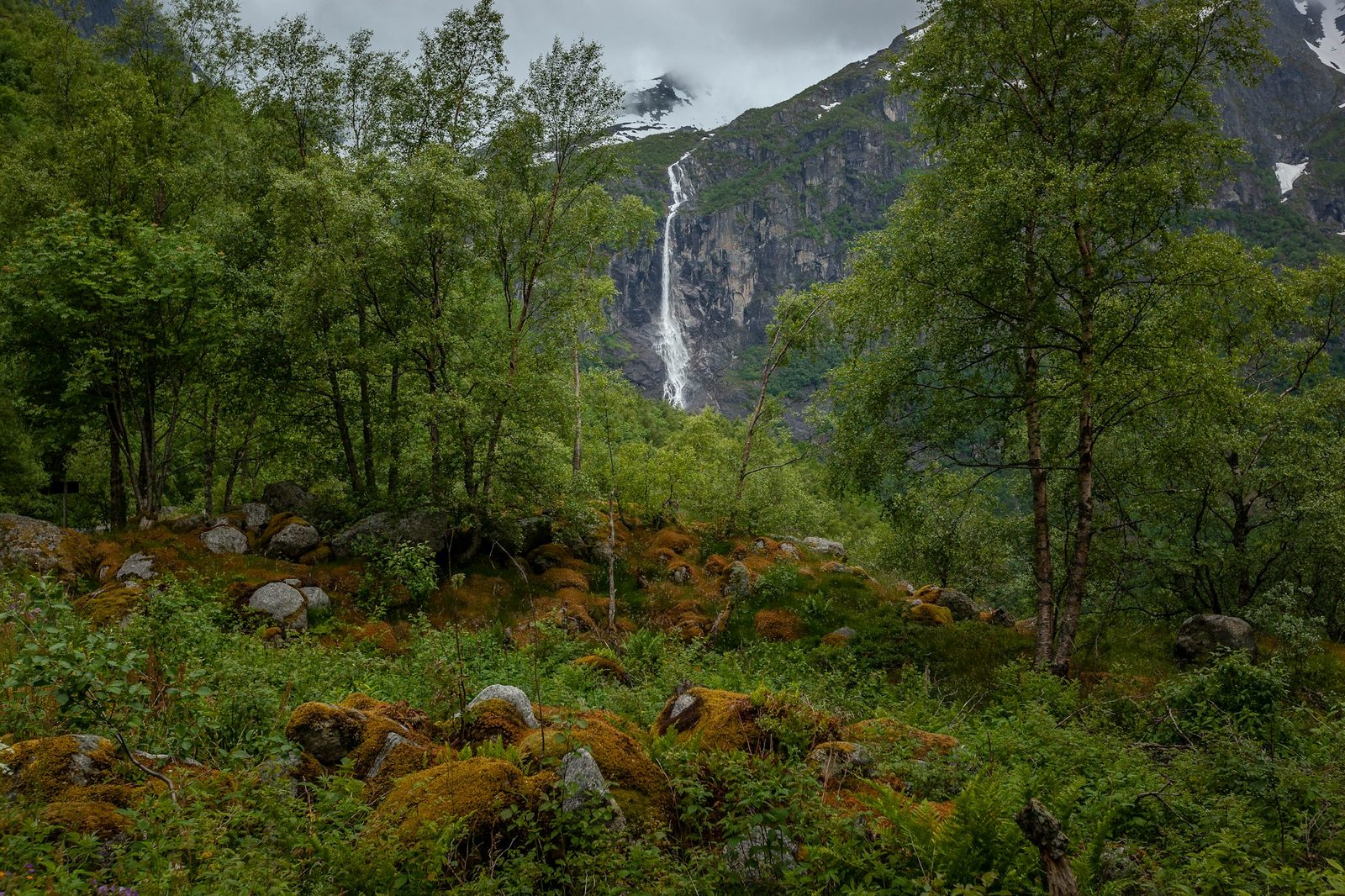 Volefossen sett fra stien inn mot Briksdalsbreen