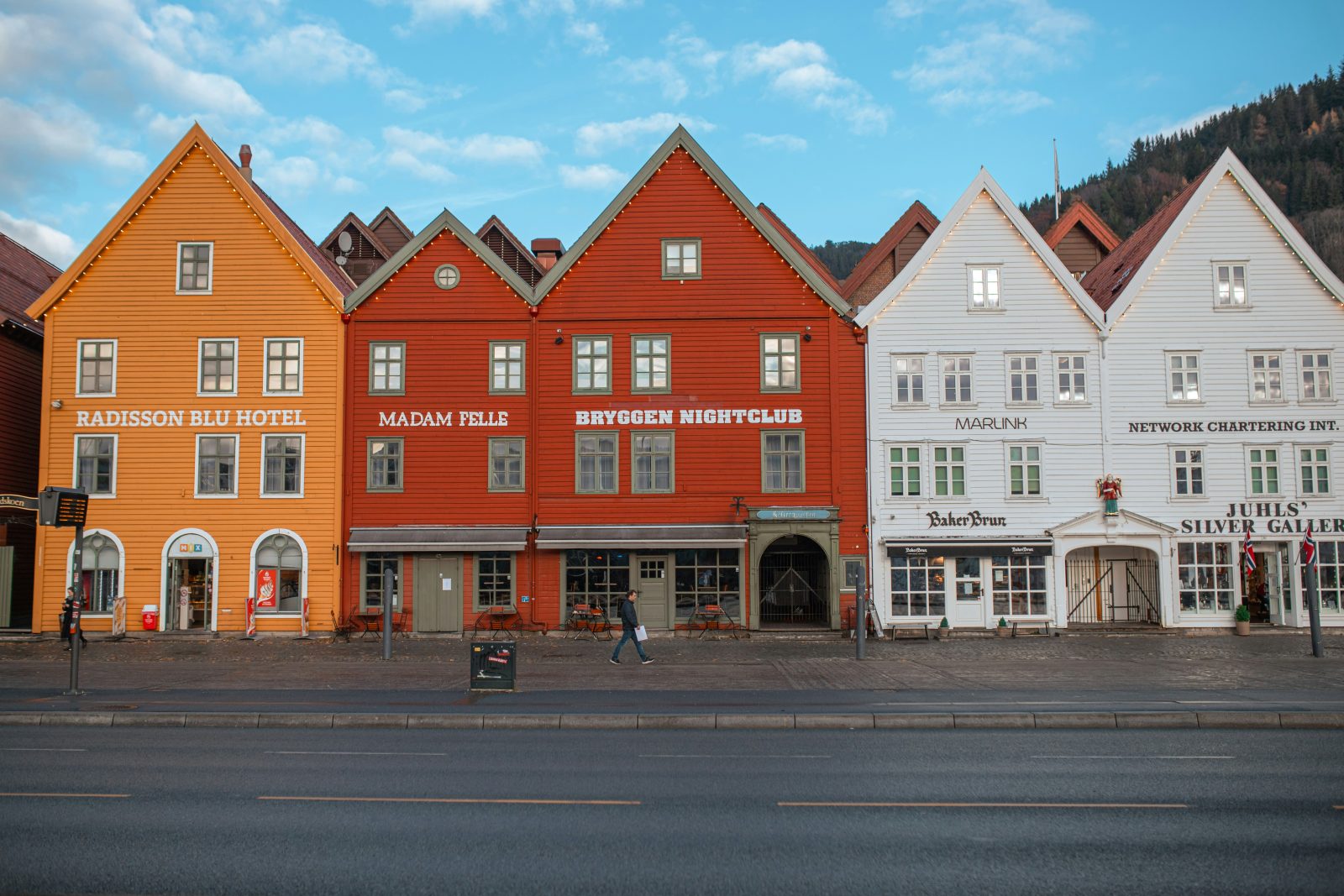 De karakteristiske gavlfasadene på Bryggen i oransje, rødt og hvitt, med byfjellet bak