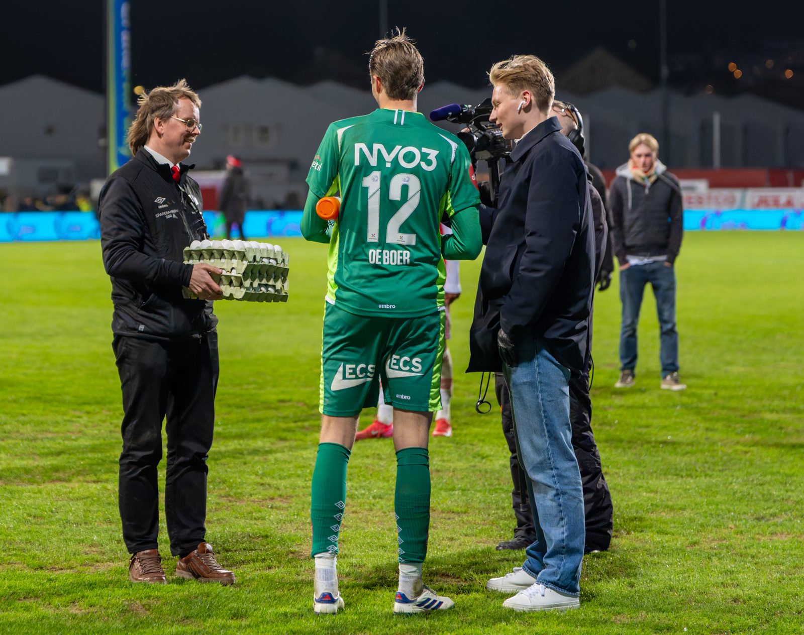 Keeper Jan de Boer får eggbrett som banens beste-premie på Bryne stadion