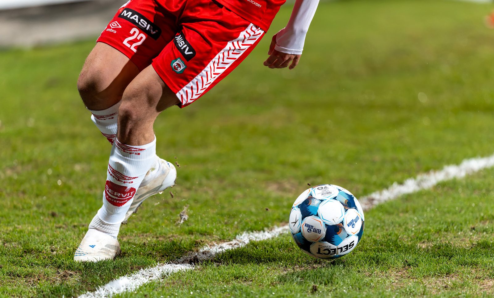 Bryne FK-spiller tar hjørnespark på Bryne stadion