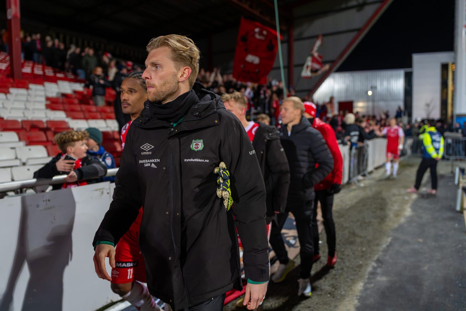 Bryne FK-spillere på vei ut fra Bryne stadion etter kamp