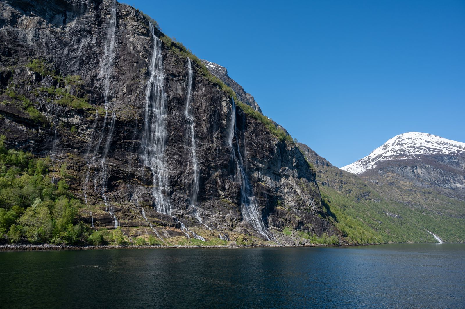 De syv søstre kaster seg utfor fjellveggen i Geirangerfjorden