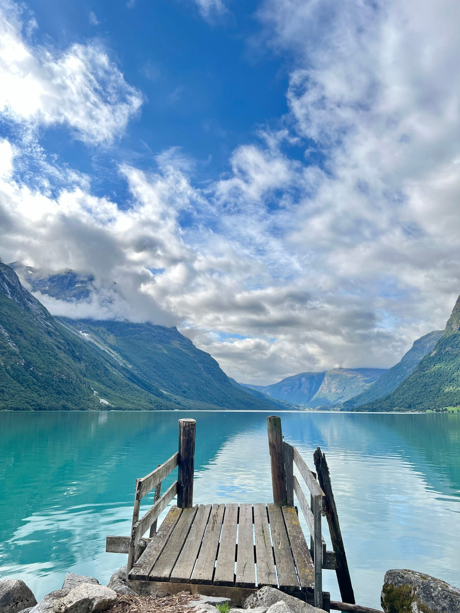 Gammel trebrygge ut i det turkise Lovatnet