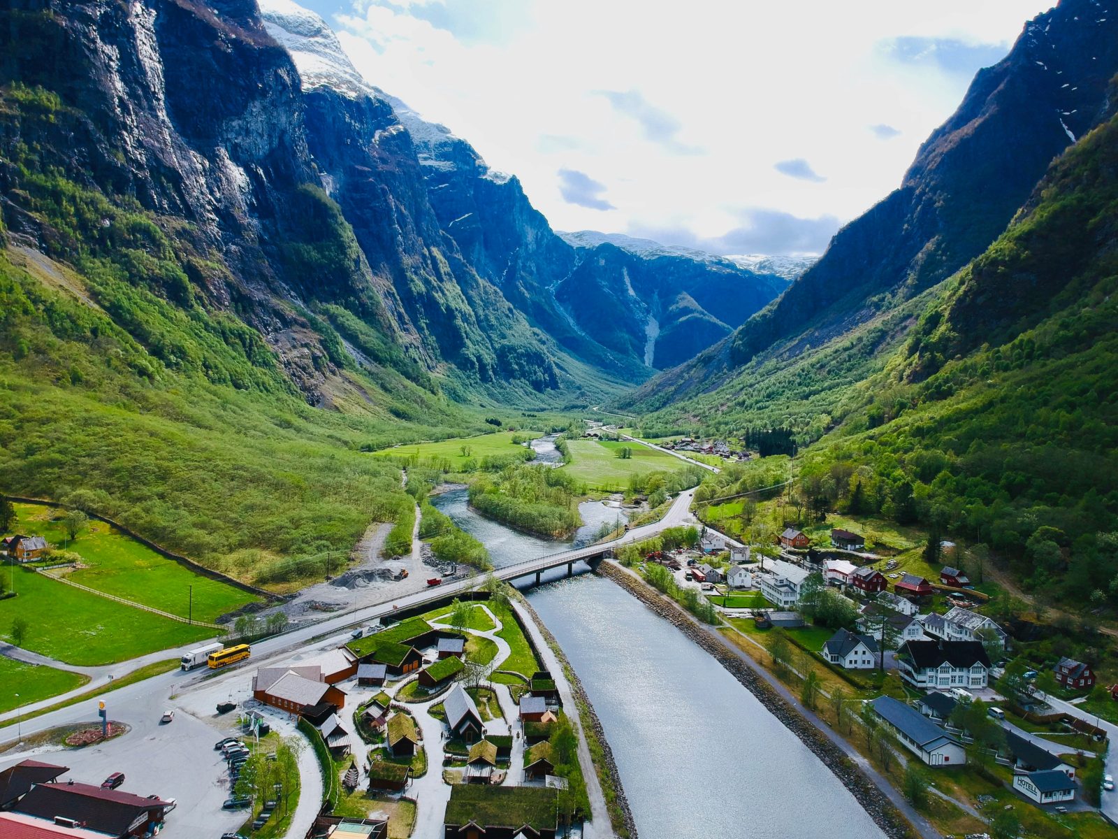 Gudvangen og Nærøydalen sett ovenfra, med elva, vikinglandsbyen og bratte fjellsider på begge sider