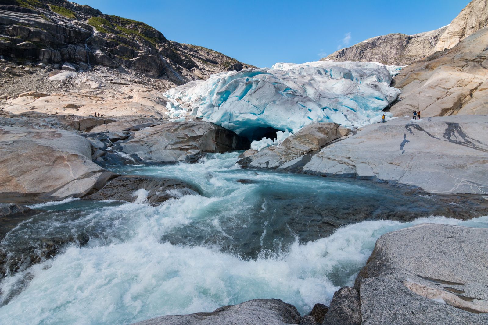 Brefronten på Nigardsbreen med breelva og isgrotte