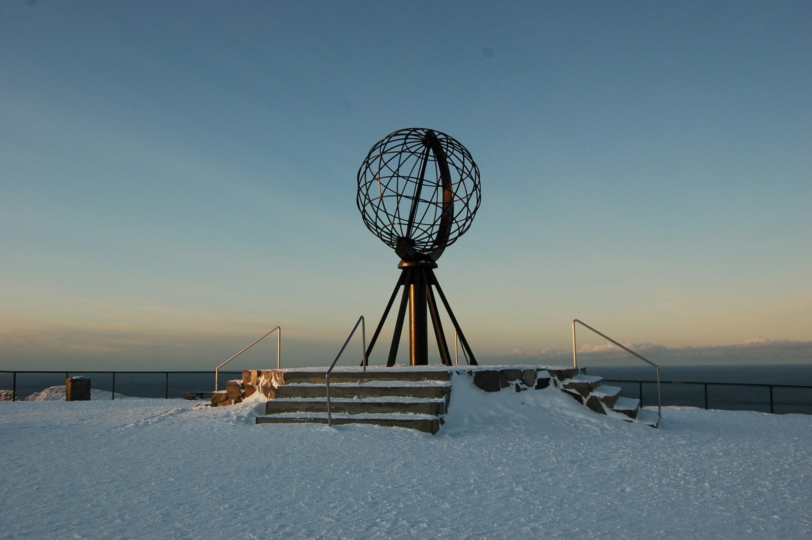 Globen på Nordkapplatået i snø, med lav vintersol i horisonten