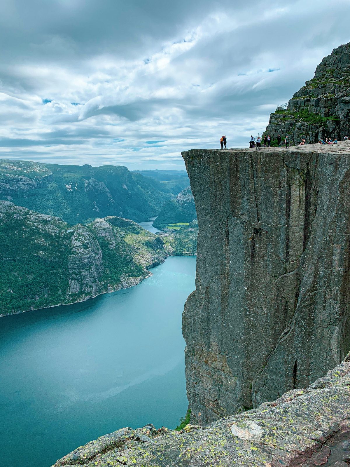 Preikestolen sett fra siden, med den loddrette fjellveggen rett ned mot Lysefjorden