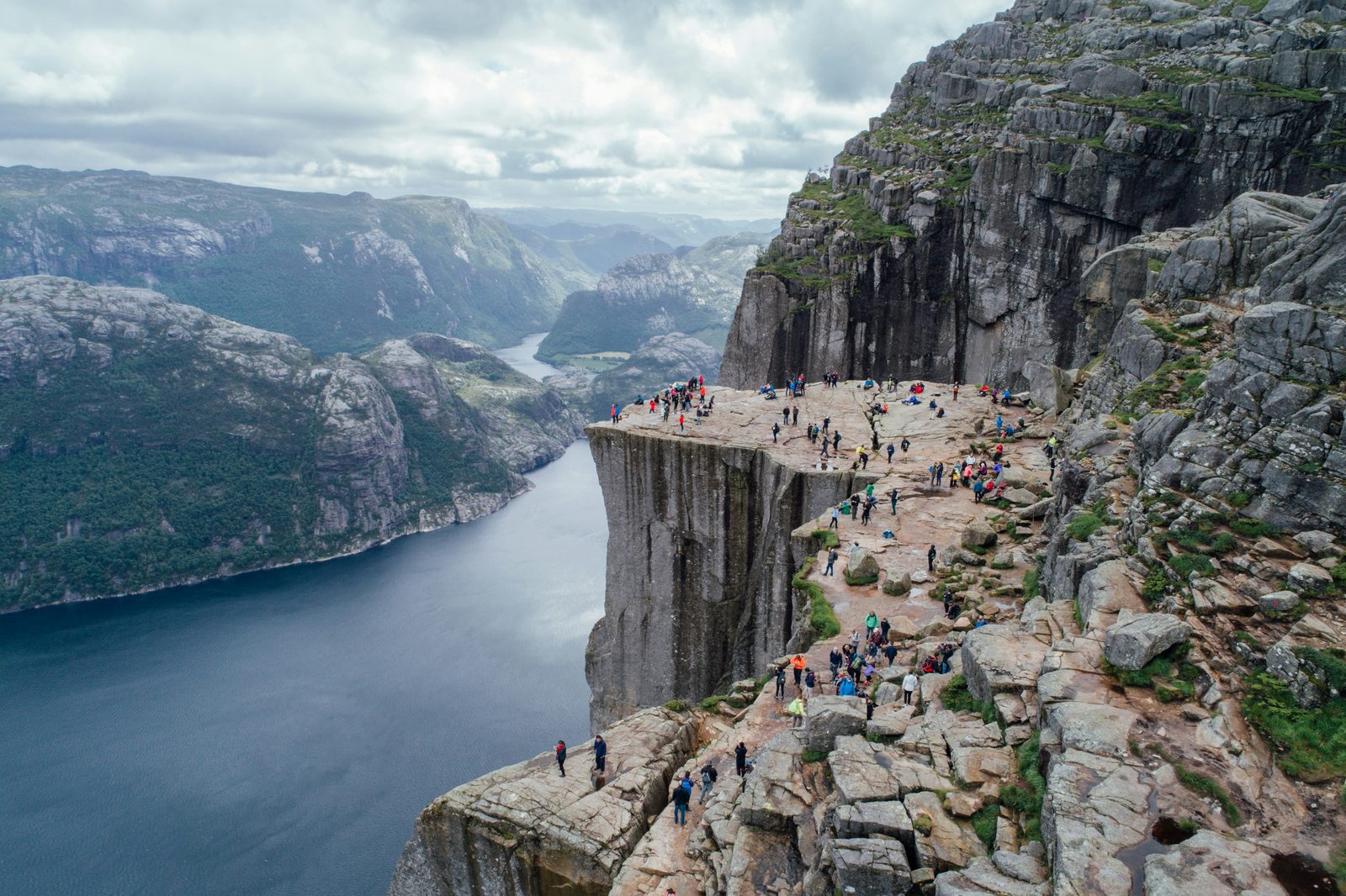 Preikestolen-platået sett fra lufta, fullt av turgåere, med Lysefjorden 604 meter rett ned