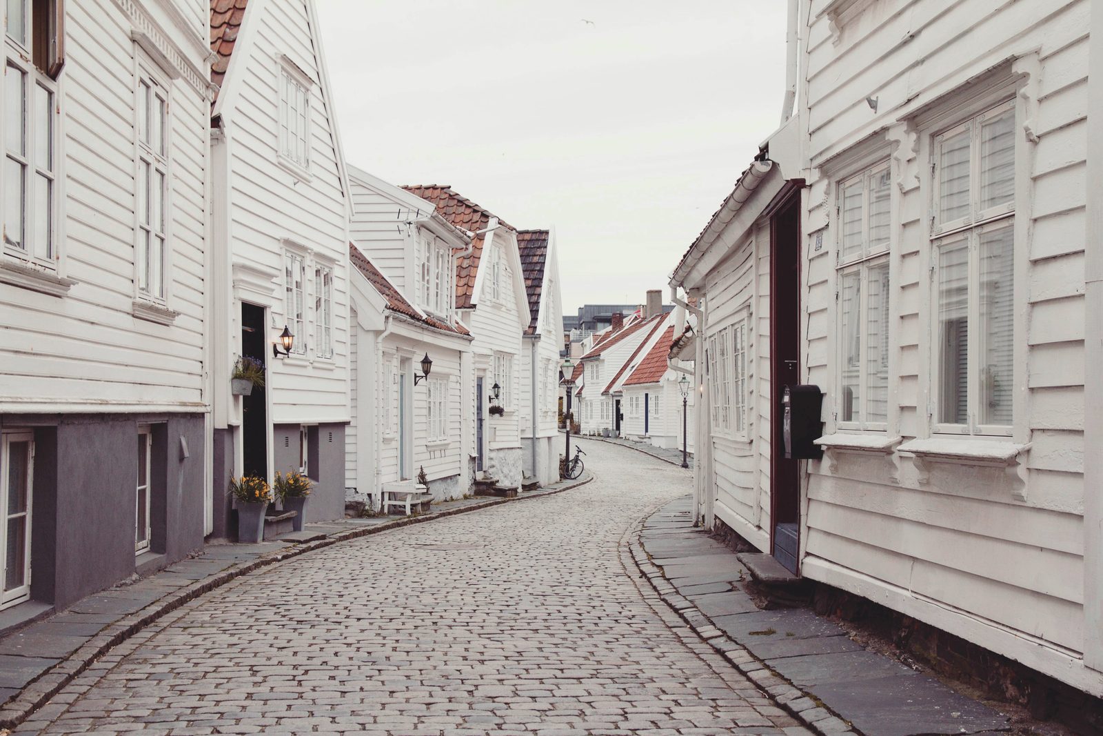 Brosteinsgate mellom hvitmalte trehus i Gamle Stavanger