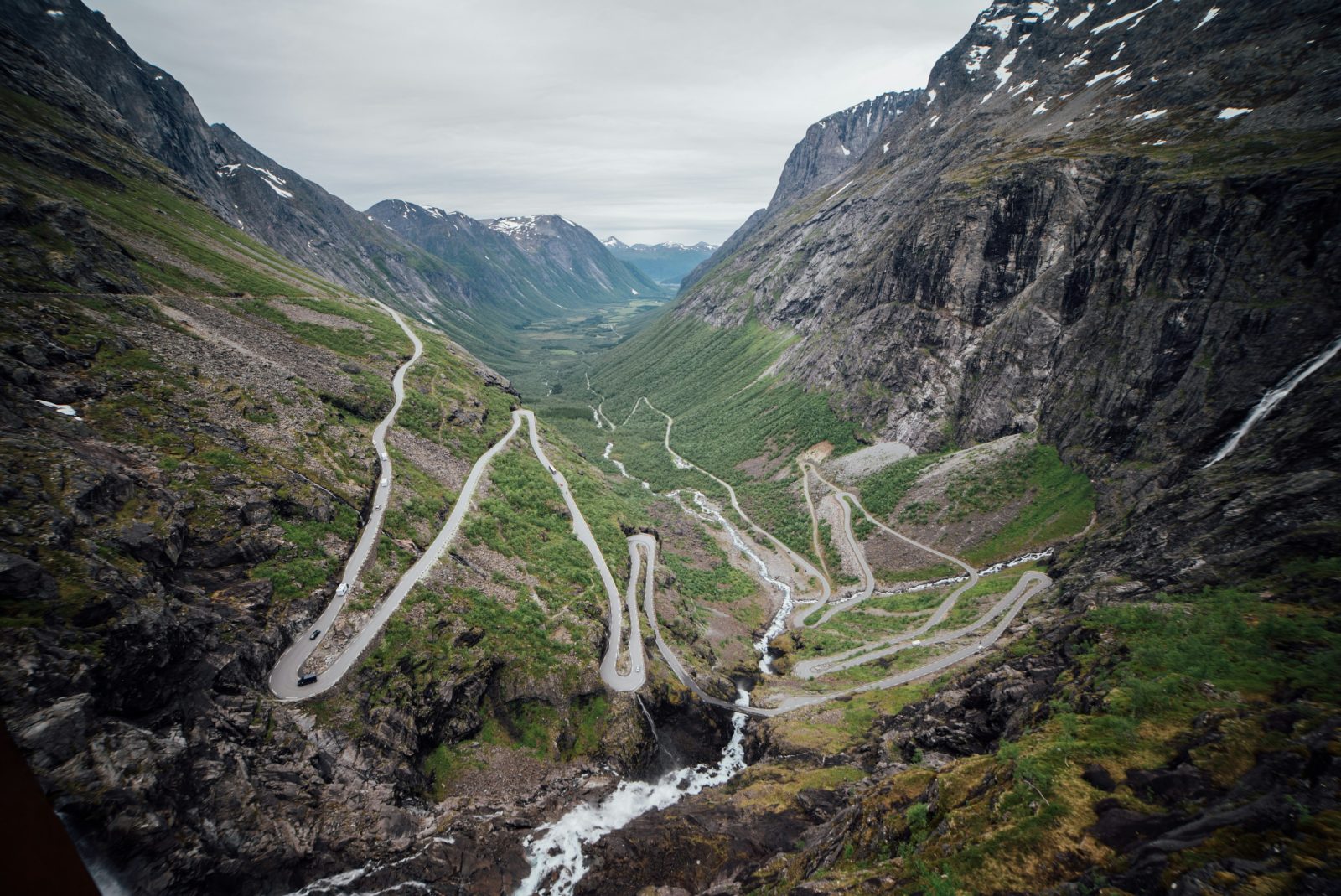 Trollstigens elleve hårnålssvinger sett ovenfra, med Stigfossen og dalen som åpner seg mot Romsdalen