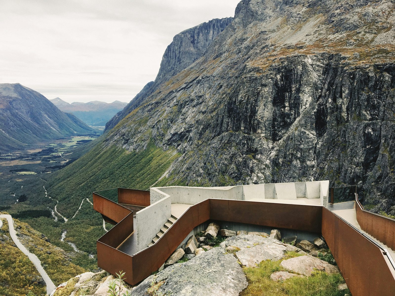 Utsiktsplattformen i cortenstål og betong på Trollstigplatået, med Romsdalen og fjellene i bakgrunnen