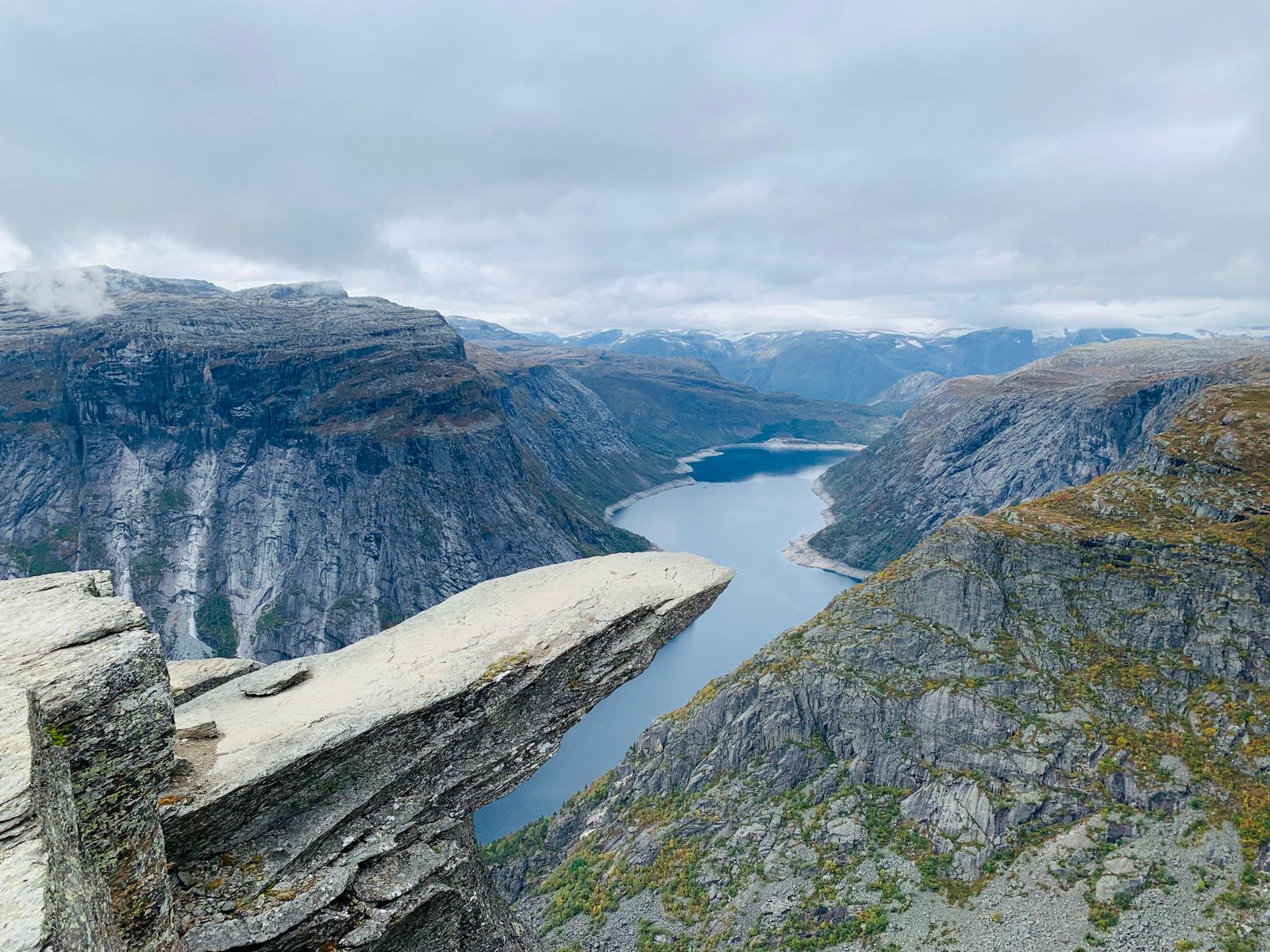 Trolltunga stikker ut over Ringedalsvatnet, sett fra oversiden